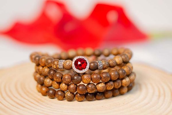 Mua vòng tay trầm hương nữ ở đâu? Kinh nghiệm mua vòng trầm chất lượng